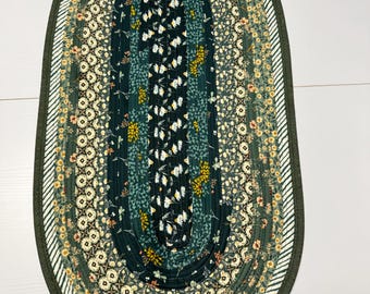 Alfombra ovalada de algodón hecha a mano (80 x 42 cm): tonos de verde oscuro, azul, amarillo y crema.