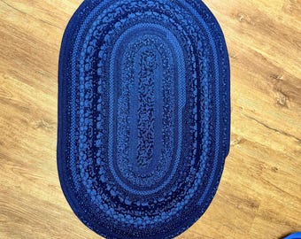 Alfombra ovalada de algodón hecha a mano: Estampado floral azul marino (107 x 72 cm). Lavable a máquina.