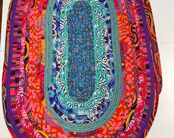 Alfombra ovalada de algodón Kaffe Fassett: diseño geométrico en rojo, azul y morado intenso (44,5" x 29,5")