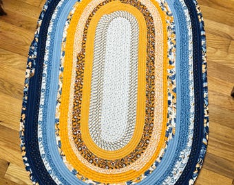 Alfombra ovalada de algodón hecha a mano (110 x 72 cm): Azul marino y estampado floral mostaza.