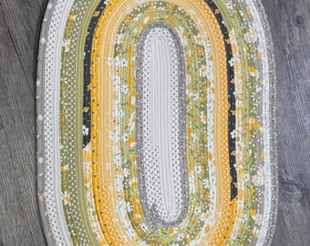 Alfombra ovalada de algodón hecha a mano (86 cm x 53 cm) con un diseño floral alegre estilo cabaña.