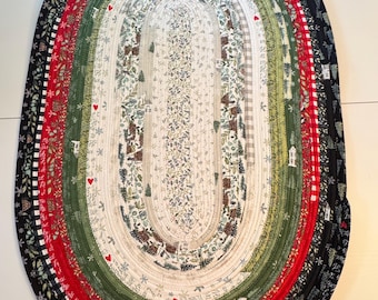 Alfombra ovalada de algodón hecha a mano con temática invernal (101,6 x 66 cm): Tonos tranquilos de crema, verde pino, rojo y negro.