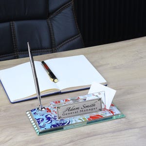 Plaque nominative de bureau personnalisée | Plaque signalétique de bureau en verre avec horloge, stylo et porte-cartes, plaque signalétique de bureau personnalisée, enseigne de bureau