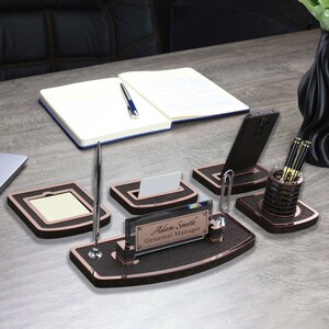 Set di targhette da scrivania personalizzate di lusso / Targhetta da scrivania in pelle con motivo bronzo con penna e porta biglietti da visita, targhetta da scrivania personalizzata, cartello da scrivania