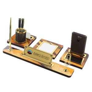 Personalisierte Holz Schreibtisch Namensteller | Gemustertes Holzschreibtisch-Namensschild mit Stift und Kartenhalter, benutzerdefinierte Schreibtischzubehör, Schreibtischschild