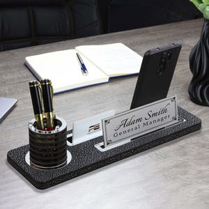 Personalisiertes Luxus Schreibtisch-Namensschild | Schwarzes Kunstleder Schreibtisch Namensschild mit Stift und Kartenhalter, benutzerdefinierte Schreibtisch Namensschild, Schreibtischschild
