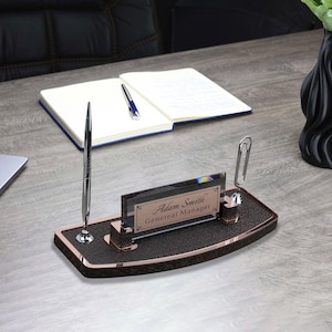 Placa de madera personalizada para nombre de escritorio, patrón de cuero de bronce, accesorios de escritorio de oficina, juego de organizador de escritorio, bolígrafo de firma, placa de nombre de escritorio