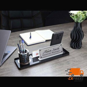 Personalisiertes Luxus Schreibtisch-Namensschild | Schwarz Holz Schreibtisch Namensschild mit Stift und Kartenhalter, Schreibtisch Accessoires, Schreibtisch Schild