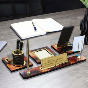 Personalisierte Holz Schreibtisch Namensteller | Gemustertes Holzschreibtisch-Namensschild mit Stift und Kartenhalter, benutzerdefinierte Schreibtischzubehör, Schreibtischschild