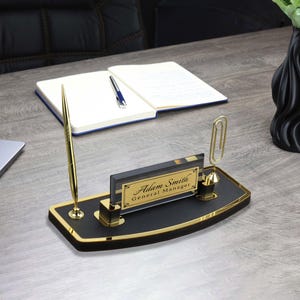 Placa de madera personalizada para nombre de escritorio, patrón de cuero negro, accesorios de escritorio de oficina, juego de organizador de escritorio, bolígrafo de firma, placa de nombre de escritorio