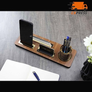 Personalisiertes Walnuss Schreibtisch Namensschild | Schreibtisch Namensschild aus Holz mit Stift und Kartenhalter, Schreibtisch Namensschild, Büroschild, Schreibtischschild