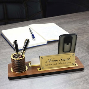 Plaque nominative de bureau en bois personnalisée : support pour stylo et téléphone, cadeau de nouvel emploi