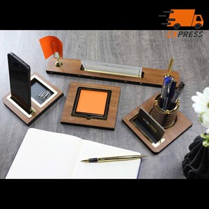 Personalisiertes Walnuss Schreibtisch Namensschild | Schreibtisch Namensschild aus Holz mit Stift und Kartenhalter, Schreibtisch Namensschild, Büroschild, Schreibtischschild