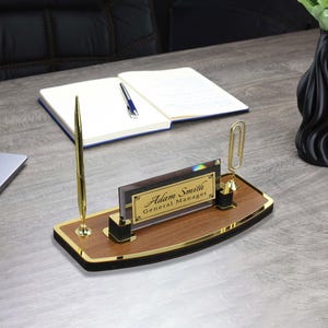 Placa de madera de nogal personalizada para nombre de escritorio, regalo para nuevo trabajo, accesorios de escritorio de oficina, juego de organizador de escritorio, bolígrafo de firma, placa de nombre para escritorio
