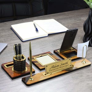 Personalisierte Holz Schreibtisch Namensteller | Gemustertes Holzschreibtisch-Namensschild mit Stift und Kartenhalter, benutzerdefinierte Schreibtischzubehör, Schreibtischschild