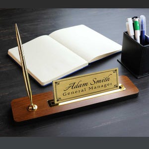Placa de madera de nogal personalizada para nombre de escritorio, regalo para nuevo trabajo, accesorios de escritorio de oficina, juego de organizador de escritorio, bolígrafo de firma, placa de nombre para escritorio