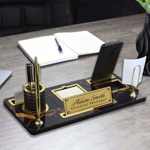 Plaque nominative en bois personnalisée pour bureau | Plaque signalétique de bureau en bois à motifs avec stylo et porte-cartes, accessoires de bureau personnalisés, enseigne de bureau