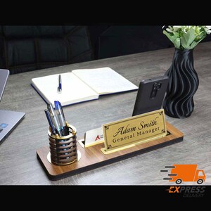 Personalisiertes Walnuss Schreibtisch Namensschild | Schreibtisch Namensschild aus Holz mit Stift und Kartenhalter, Schreibtisch Namensschild, Büroschild, Schreibtischschild