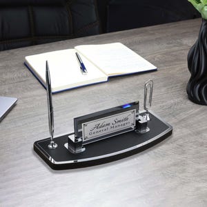 Placa de madera personalizada para nombre de escritorio, patrón de cuero negro, accesorios de escritorio de oficina, juego de organizador de escritorio, bolígrafo de firma, placa de nombre de escritorio