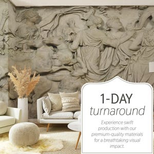 Peut inclure: Une pièce avec une grande fresque murale représentant des sculptures en relief classiques. La pièce est meublée d'un fauteuil blanc, d'un canapé beige et d'un pouf rond. Le texte "1-DAY turnaround" est affiché.