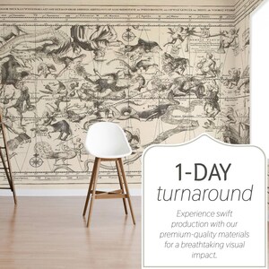 Pode incluir: Um quarto com papel de parede de mapa vintage com ilustrações celestiais. Uma escada de madeira e uma cadeira branca com pernas de madeira estão em primeiro plano. O texto "1-DAY turnaround" é exibido em um fundo branco.