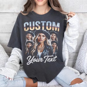 Peut inclure: Un t-shirt gris foncé avec un graphique de style vintage représentant un groupe de femmes avec le texte "CUSTOM YOUR TEXT".