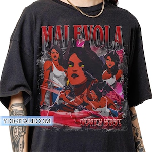Könnte beinhalten: Dunkelgraues T-Shirt mit einer Grafik einer rot-häutigen Frau mit Hörnern, dem Wort "MALEVOLA" in Rot und dem Text "DISPATCH HEROES". Das Design zeigt mehrere Figuren in weißen Tanktops und blauen Shorts.