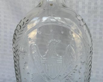 Vintage 1976 Log Cabin Syrup Bottle Bicentennial 1776–Embossed Eagle and Shield Clear Glass Flask – Americana Kitchen Decor, 8.5" tall.