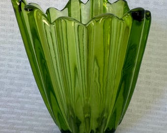 Vintage Viking Glass Epic Stockholm Vase Green, Mid Century Modern Lotus Petal Ribbed Art Glass, 1960s Avocado Emerald Green Flower Vase.