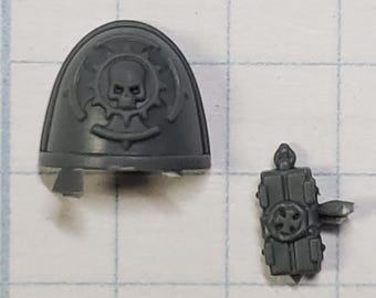 40k Space Marines Bits Company Heroes Ancient Skull Shoulder Pad w Relic Set #04