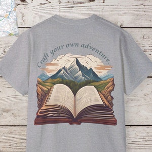 Koszulka turystyczna Craft Your Own Adventure - Grafika z otwartą książką dla miłośników książek, wędrowców, wspinaczy i miłośników przyrody - inspirująca i wygodna koszulka