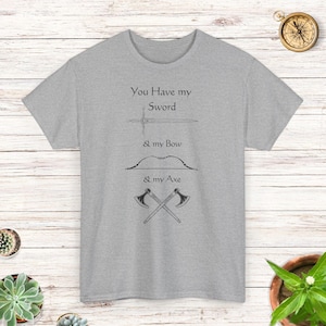 Camiseta "Tienes mi espada, mi arco y mi hacha": camiseta de cultura pop nerd para amantes de las películas de fantasía, fanáticos de La Comunidad, elfos, enanos, amantes de los magos y fanáticos de DnD