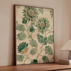 Puede incluir: Impresión floral enmarcada con girasoles y hojas verdes sobre un fondo beige. La obra de arte tiene una estética vintage, con un aspecto envejecido. El marco es de color marrón cálido. Es una pieza decorativa.