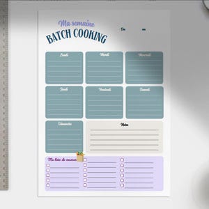 Könnte beinhalten: Ein druckbarer wöchentlicher Speiseplan mit blau-weißem Design. Der Planer trägt den Titel "Ma semaine BATCH COOKING" und enthält Abschnitte für jeden Tag der Woche, einen Notizbereich und eine Einkaufsliste.
