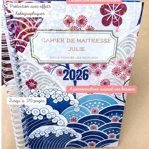 Peut inclure: Cahier à spirales avec une couverture décorative. La couverture présente un motif de vagues dans des tons de bleu et de blanc, avec des motifs floraux et l'année 2026. Le cahier est intitulé "CAHIER DE MAITRESSE JULIE" et mesure 19,5 x 28,5 cm.