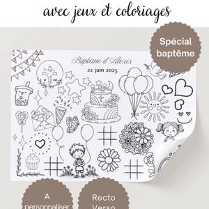 Peut inclure: Un set de table rectangulaire blanc avec des illustrations en noir à colorier, incluant un gâteau, des ballons, des fleurs, un enfant et le texte "Baptême d'Alexis 22 juin 2025". Le motif comporte divers symboles comme des étoiles et cœurs.