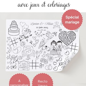Peut inclure: Nappe blanche avec des illustrations au trait noir pour un mariage. Le design comprend un gâteau, des cœurs, une voiture, des coupes de champagne et le texte "Lucien & Marie 22 juin 2025". Le texte "Just Married" est également présent.