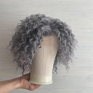 Grijze kleur Synthetische pruik met kant, kort Cruly Goede kwaliteit Cosplaypruik, Drag Queen-pruik, Feestpruik