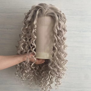 Lichtgrijze kleur lace front synthetische pruik Cruly Good Quality Cosplay-pruik, drag queen-pruik, partypruik