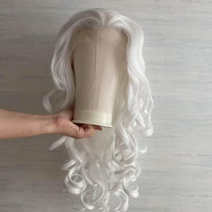 Synthetische pruik witte kleur lang groot krullend goede kwaliteit cosplay pruik, drag queen pruik, feestpruik