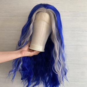 Vorderseite Grau, Rückseite Blau Farbe Lange Wellen-Spitze-Front Synthetische Perücke Gute Qualität Cosplay Perücke, ziehen Königin Perücke, Party-Perücke