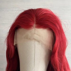 Puede incluir: Una peluca roja brillante con un frente de encaje. La peluca est&aacute; dise&ntilde;ada en ondas sueltas.