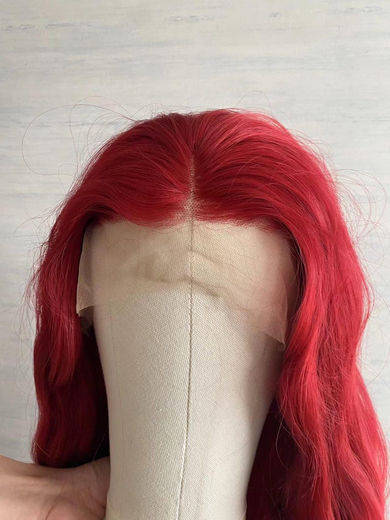 Puede incluir: Una peluca roja brillante con un frente de encaje. La peluca est&aacute; dise&ntilde;ada en ondas sueltas.