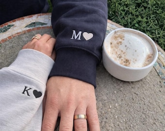 Sudadera con capucha para pareja con inicial y corazón | Manga bordada personalizada | Regalo de San Valentín | Regalo de aniversario
