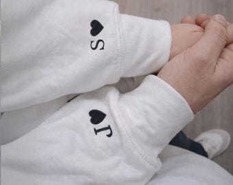 Sudadera minimalista con inicial de corazón | Manga bordada personalizada | Sudadera personalizada para pareja | Regalo atemporal