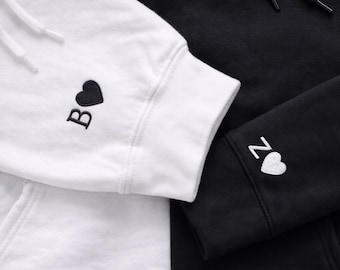 Sudadera con capucha personalizada con inicial bordada en forma de corazón | Bordado personalizado en las mangas | Sudadera a juego para pareja | Regalo de San Valentín y aniversario