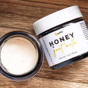 Crema para el contorno de ojos con miel y leche de cabra • Ilumina e hidrata