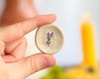 Lavendel Worry Stone | Handgemaakte kleizaksteen | Handgeschilderd lavendelontwerp | Kalmerende Fidget Stone | Cadeau voor angstverlichting