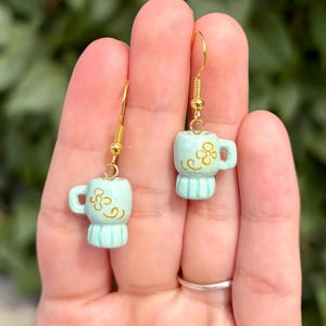 Taza favorita de Jake / Pendientes de taza / Pendientes colgantes de arcilla polimérica / Joyería hecha a mano / Regalo de fan art de dibujos animados