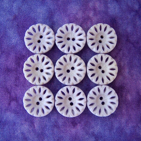 Purple Vintage Buttons 15mm - 5/8 inch Pierced Pastel Purple Flowers - 9 VTG NOS Lavender Purple Retro Mod Daisy Plastic Buttons PL186